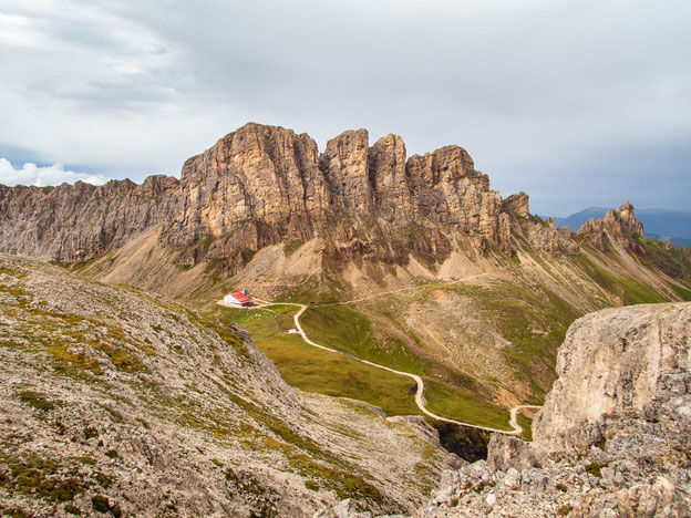 Tierser Alpl mit Blick auf die markanten Rosszähne in der Schlerngruppe der Dolomiten
