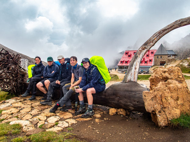 Ankunft der Wandergruppe bei Regen an der Tierser Alpl Hütte in den Dolomiten