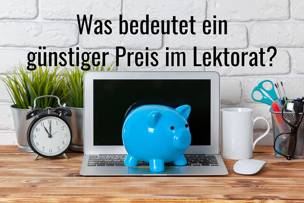 Laptop vor einer weißen Wand mit einem Sparschwein. Text: Was bedeutet ein günstiger Preis im Lektorat