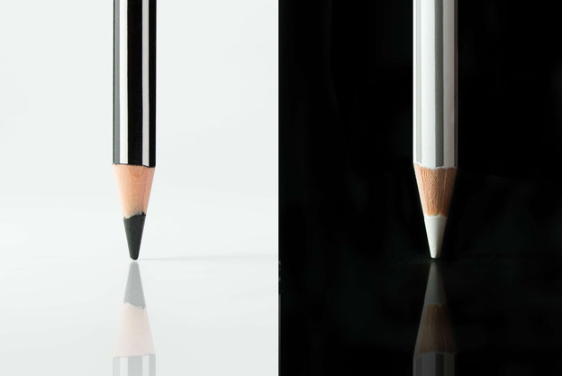 Ein schwarzer und ein weißer Stift als Symbol für das Lektorat und das Korrektorat