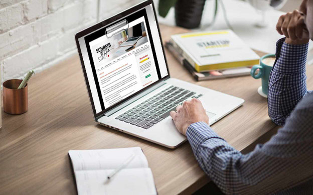 Mann vor einem Laptop sitzend