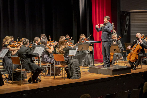 Konzert der Kulturfreunde Bayreuth: Die Sinfonietta Cracovia und Oboist Ramón Ortega Quero unter Jurek Dybal im Europasaal des Zentrums 