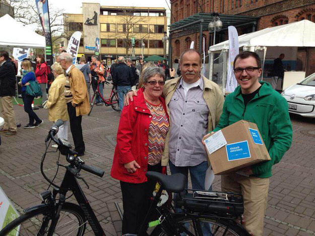 Kunden testen e-Bikes in Hannover