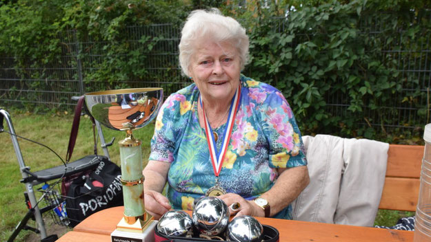 Rita Tensfeldt hatte einen ihrer Pokale aus ihrer Karriere als Boule-Spielerin mitgebracht.