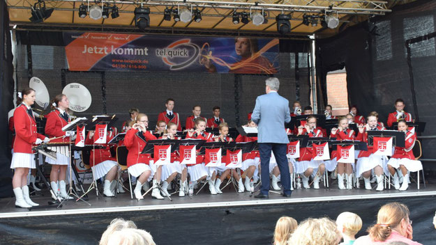 Für den musikalischen Auftakt sorgte traditionsgemäss der Jugend-Spielmanns- und Fanfarenzug Quickborn - wie immer auch eine Augenweide!