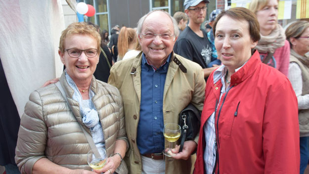 Johannes Schneider mit seiner Frau Bärbel (l.) und Johanna Schmaltz, stellvertretende Vorsitzende der Freunde der Kammermusik.