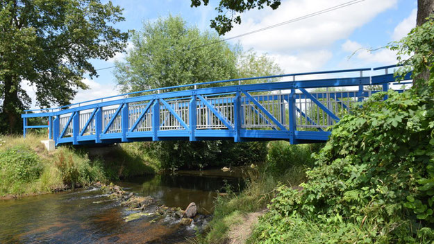Auch in Knall-Blau: die Brücke in der Nähe