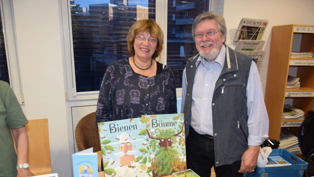 Buchhändlerin Theophil und Verleger Günther Döscher freuten sich über die positive Resonanz auf das neue Buch von Autor Peter Jäger