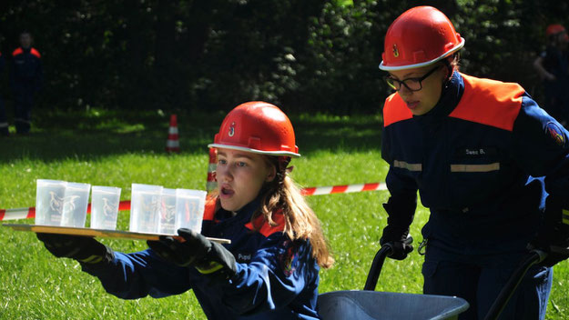 Die Jugendfeuerwehr Bönningstedt bei einem Geschicklichkeitsspiel (Foto: Feuerwehr)