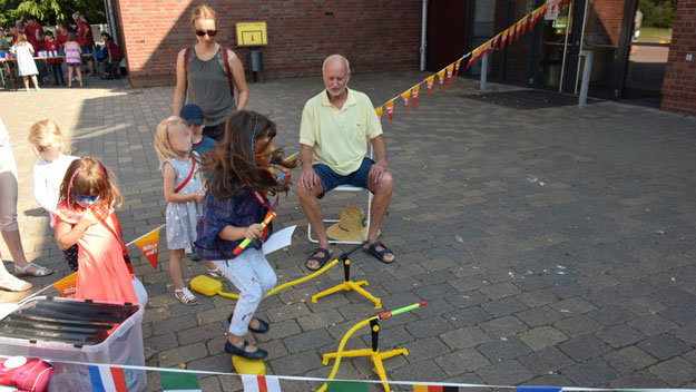 Dieter Meiners, Gründer der Spiel-i-othek, erfreute die Kinder mit originellen "Luftkanonen"