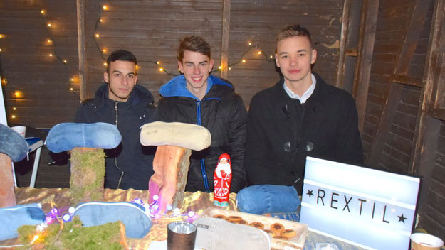 Die Elsensee-Schüler Alexandros Vidakis und die beiden Geschäftsführer Matthis Gerloft und Michael Maier präsentierten die Erzeugnisse ihrer Schülerfirma ”Rextil": Taschen aus recycelten (Jeans-)Stoffen