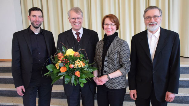 Mit einem blumigen Dankeschön verabschiedeten Pastor Florian Niemöller, Pastorin Claudia Weisbarth und Pastor Rainer Patz den langjährigen Vorsitzenden des Kirchengemeinderates.