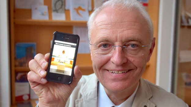 Aufgeschlossen für moderne Entwicklungen: Hier präsentierte Guttmann die neue App der Katholischen Kirche Quickborn. 