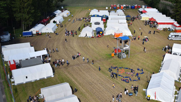 Praktisch, wenn man eine Drehleiter zur Verfügung hat: ein Blick auf das Zeltdorf (Foto:  Feuerwehr)