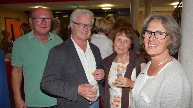 Freuten sich mit Bekannten über einen beglückenden Abend: Winnie Grambow, Pressesprecherin der Kammermusikfreunde (r.) und ihr Mann, Künstler Hans-Werner Seyboth (2. v.l.)