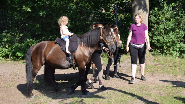 Wie immer ein Highlight: das Ponyreiten