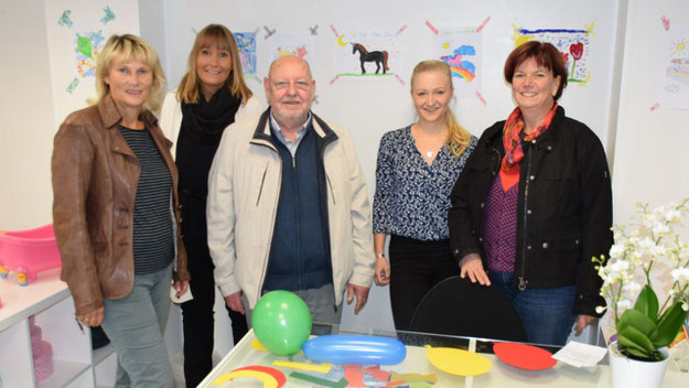 Freuen sich über die hellen, freundlichen Räume: Ute Schwarzer und Christine Beck (Betreuungsschule), Günter Schilling, Alexandra Steschulat (Betreuungsschule) und Corinna Blödorn (Leitung Waldschule).