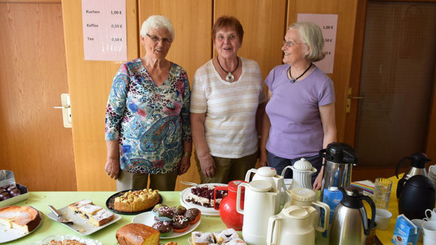 Ehrenamtliche Helfer und Helferinnen boten Würstchen, Salate, Getränke und - wie hier - Kaffee und Kuchen an.