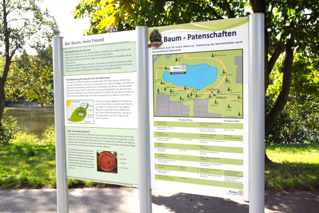 Am Freizeitsee informieren diese Tafeln über den Baumlehrpfad. Sie sollen jetzt aktualisiert werden