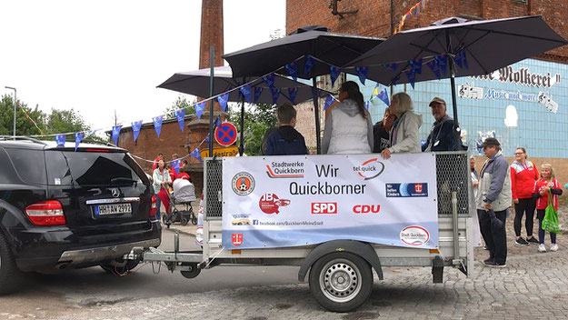 Quickborn hilft-Chef Andreas Torn chauffierte persönlich den Zugwagen für den gemeinsamen Umzugswagen der Stadtwerke Quickborn, Quickborn hilft, CDU , SPD und FC Quickborn; mit dabei u.a. Quickborns stellvertretende Bürgermeisterin Astrid Huemke (SPD)