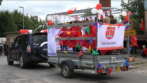 Auf dem Umzugswagen der Stadt waren neben Bürgermeister Köppl Quickborns Event-Managerin Nicole Münster und weitere Mitarbeiterinnen der Verwaltung vertreten