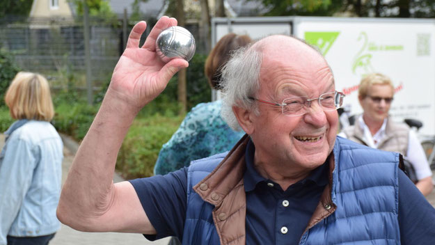 So ganz verinnerlicht hatte Johannes Schneider die Boule-Spielregeln noch nicht ....