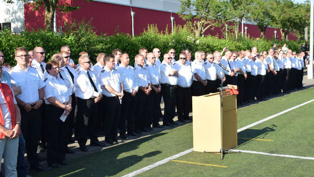 In sommerlicher Uniform nahmen die Führungskräfte an der Zeremonie teil