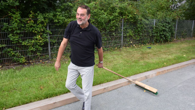 Knud Hansen (Stadtmarketing Quickborn) hatte als bekennender Boule-Fan zur Aufbereitung der Bahn das entsprechende Gerät mitgebracht. Das müssen Boule-Spieler in Zukunft auch, denn an der Boule-Bahn steht kein Besen zur Glättung der Oberfläche bereit.