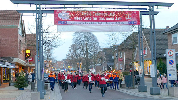 Mit klingendem Spiel leitete die Jugend Brass Band die Gäste vom Rathausplatz zur Kirche