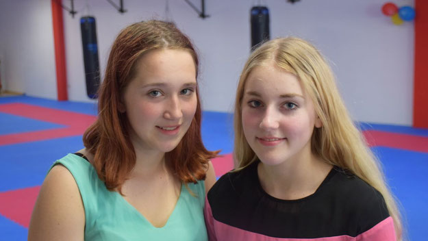 Jacqueline Schröder (l.) ist 4-fache Weltmeisterin im  Kickboxen und 2-fache Weltmeisterin in Kung-Fu, ihre Schwester Chantal ist 8-fache Weltmeisterin im Kickboxen und Weltmeisterin im Kung-Fu.