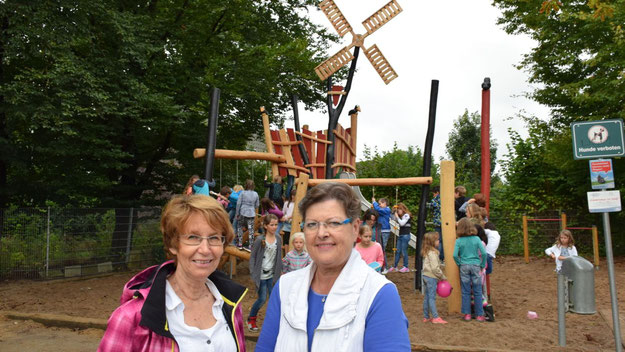 Stadtjugendpflegerin Birgit Hesse und Rektorin Uta Schmidt-Lewerkühne (v.L.) freuen sich über das neue Klettergerüst im Hof der Grundschule am Mühlenberg.