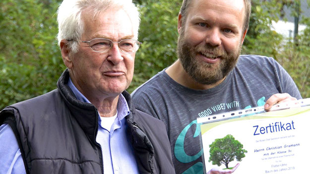 Lehrer Christian Gramann erhielt gemeinsam mit seiner Klasse ein Zertifikat für die Unterstützung