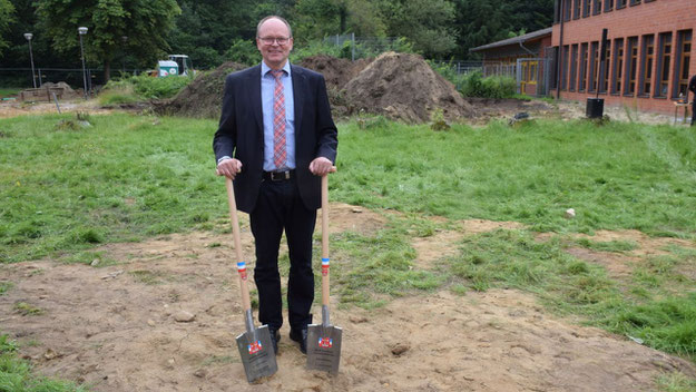 Schulleiter Michael Bülck freut sich über die Erweiterung seines Elsensee-Gymnasiums. Bereits jetzt ist in seiner Schule eine Arbeitsgruppe aktiv, um die beste technische Ausstattung der neuen Fachräume zu planen.