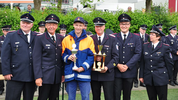 Niels Breckwoldt, der Jugendgruppenleiter der Feuerwehr Neuendeich, konnte mehrere Pokale entgegennehmen (Foto: Feuerwehr)