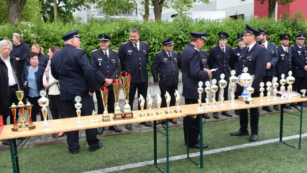 Viele Pokale warteten auf die Gewinner der Wettbewerbe