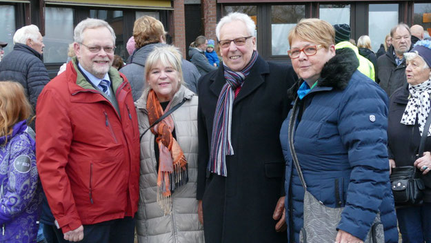 Bürgervorsteher Henning Meyn und die stellvertretende Bürgermeisterin Astrid Huemke (außen) begrüßten ihre Kollegen aus Boxholm Bürgermeisterin Britt-Marie Johansson und Bürgervorsteher Stig Adolfson