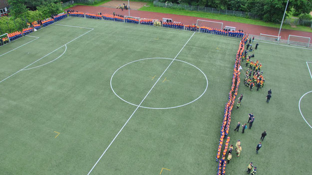 Auf dem Sportplatz waren zur Schlusszeremonie alle Jugendfeuerwehren angetreten (Foto: Feuerwehr)