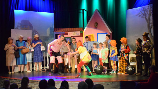 Pippi besiegt den starken Anton (Udo Thomsen), die Zirkus-Direktorin (Angela Hartmann) und die Zirkus-Kinder, die zuvor ihre Kunststücke gezeigt haben, schauen zu: Jannis Huelmann, Lara Raab, Kaya Glissmann, Emma Krämer, Leonie Genutt, Isabell Kuper