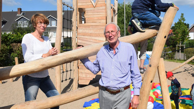 Stadtjugendpflegerin Birgit Hesse und Stadtrat Klaus H. Hensel weihten den Kinderspielplatz ein.