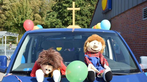 Fröhliche Mitfahrer hatte das Team der evangelischen Kirche