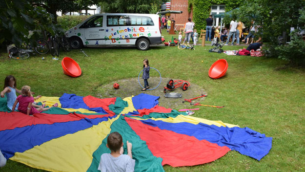 Das Spielmobil der Stadtjugendpflege hatte viele Spiele mitgebracht.