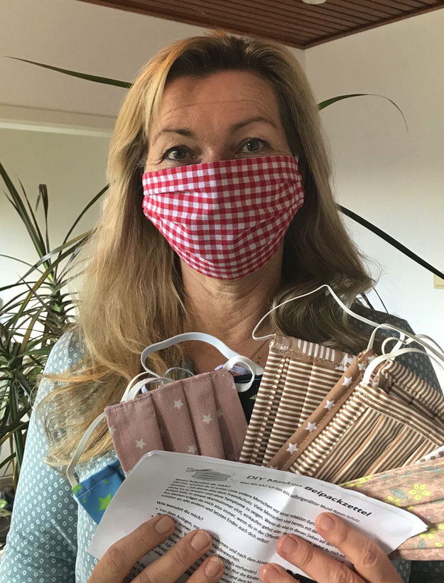 VHS-Leiterin Anette Ehrenstein hat das Näh-Bienen-Projekt organsiert und trägt auch selbst eine Maske, um andere zu schützen.