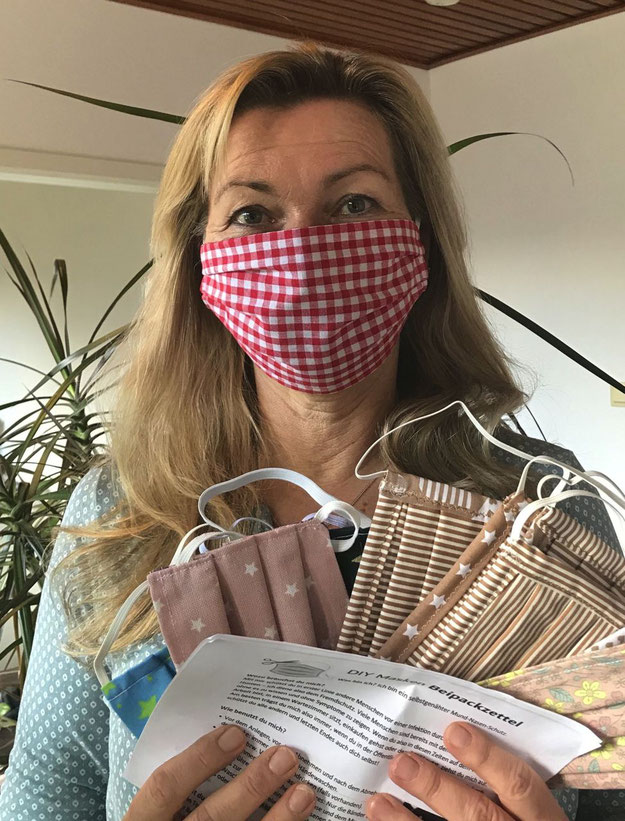 VHS-Leiterin Anette Ehrenstein hat das Näh-Bienen-Projekt organsiert und trägt auch selbst eine  Maske, um andere zu schützen.