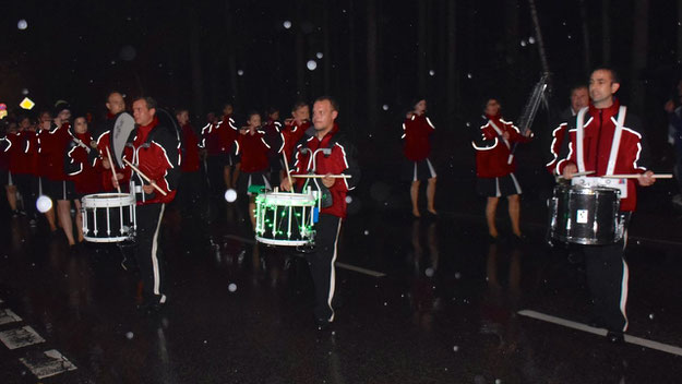 Die tapferen MitspielerInnen der Spielmannszüge wie hier des Quickborner Musikzuges ließen sich auch durch den Regen nicht davon abhalten, die Eltern mit ihren Kindern und andere Interessierte zum Feuerwerk zu führen.