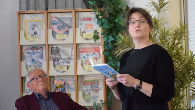 Stadtbücherei-Mitarbeiterin Kerstin Kranz interpretierte auf ihre eigene Weise das Kapitel „Tante Verena kommt"