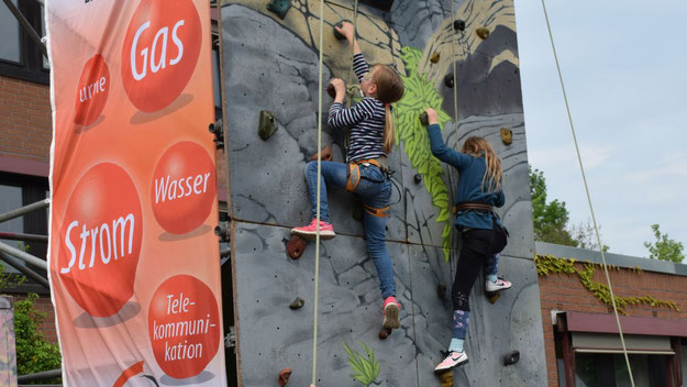 ... und wie in den vergangenen Jahren eine Kletterwand aufgebaut.