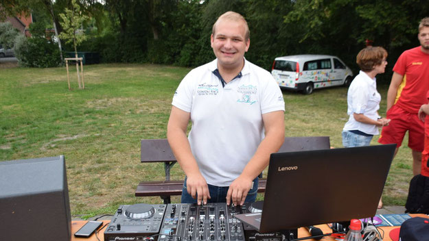 Sorgte am Notebook und an den Reglern für den richtige Sound: Marc de Brün, ehrenamtlicher Mitarbeiter des Stadtjugendpflege