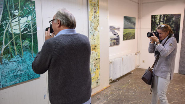 Im Sucher der Presse: Initator Edwin Zaft berichtet über den Entstehungsprozess seiner Bilder, denen häufig Fotos zugrunde liegen.