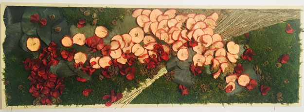 tableau vegetal stabilisé ; pommes séchées ; hortensia rouge ; Déco ; d'intérieur murale ; végétal ; Ambiance chaude ;  Bien-être ; Tableau automnal abondance ; Pommes décoratives ; mousse lichen baies, galax  automne fruits récolte