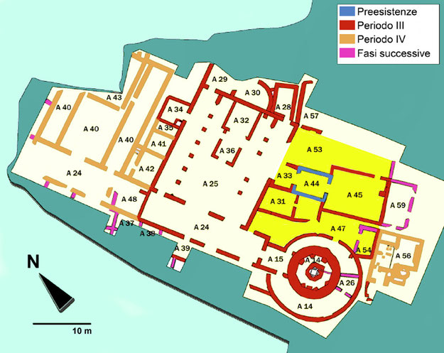 L'area dell'episcopio (in giallo), tra la chiesa A e il Battistero [elaborazione P. Miscione]